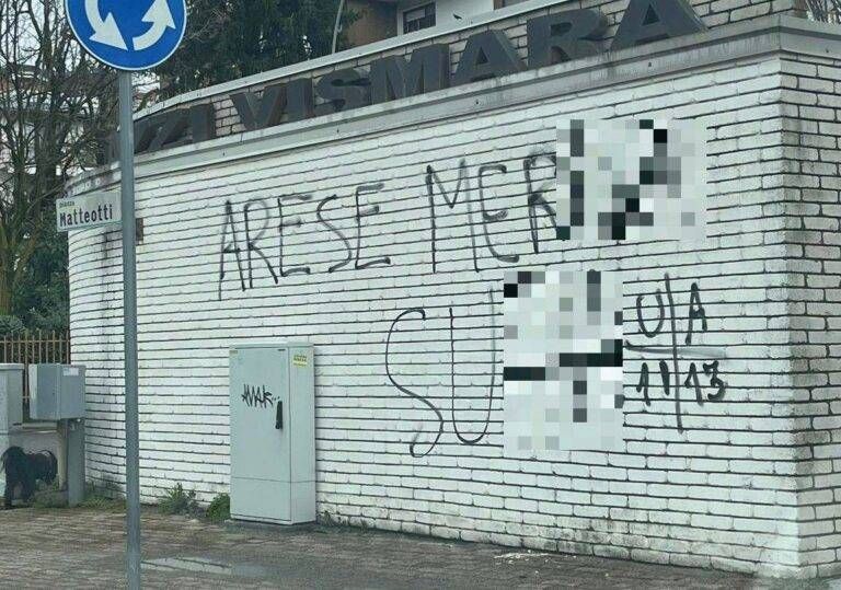 Arese, ignoti deturpano con scritte volgari i muri di edifici pubblici Arese scritte volgari edifici