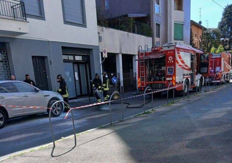 Auto in sosta prende fuoco per strada in centro a Bollate Auto fuoco centro Bollate