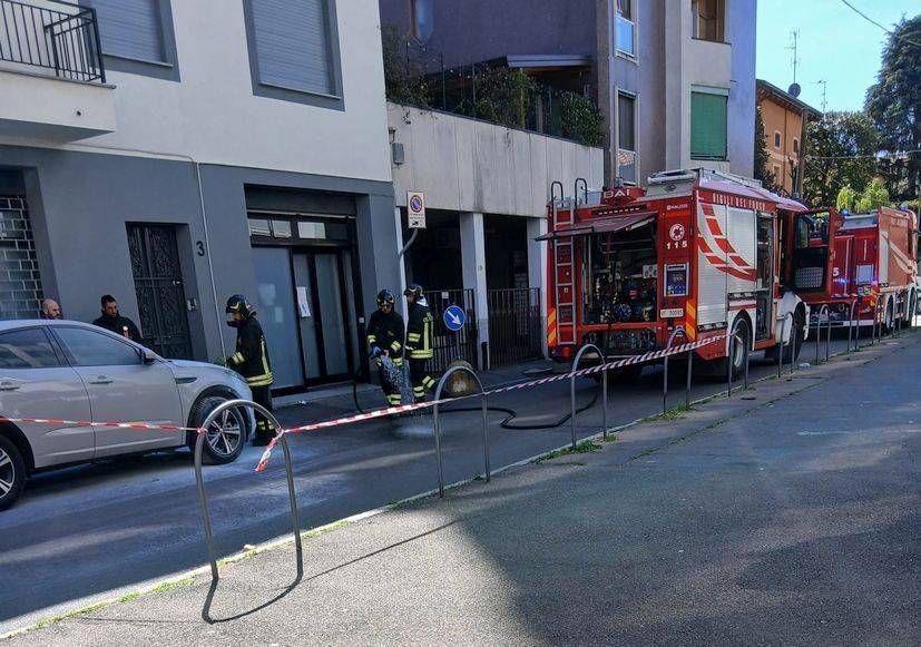 Auto in sosta prende fuoco per strada in centro a Bollate Auto fuoco centro Bollate