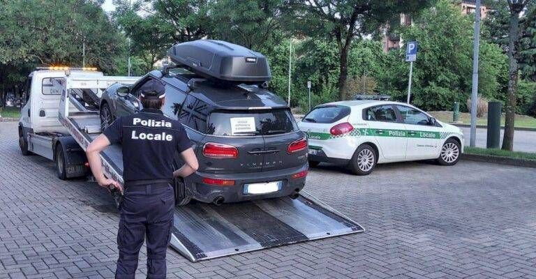 Bollate, guidava senza patente per la settima volta: fermato dalla Polizia locale Bollate guida senza patente settima volta