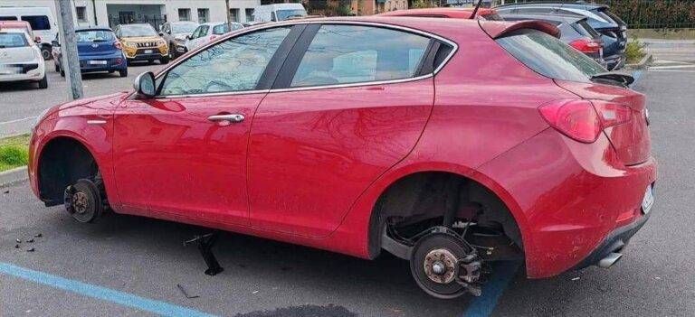 Bollate, auto smontata nella notte: spariscono le ruote in centro Bollate auto smontata notte