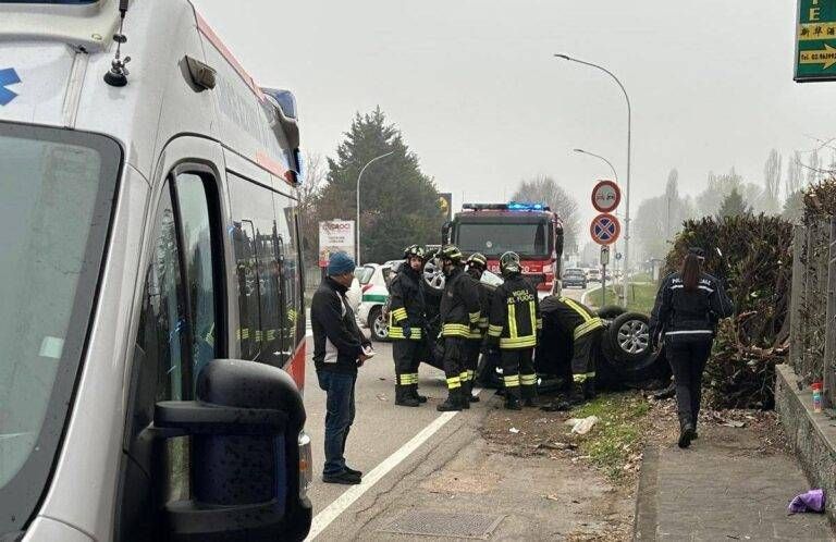 Auto ribaltata a Caronno Pertusella, ferita donna di 65 anni caronno ribaltata