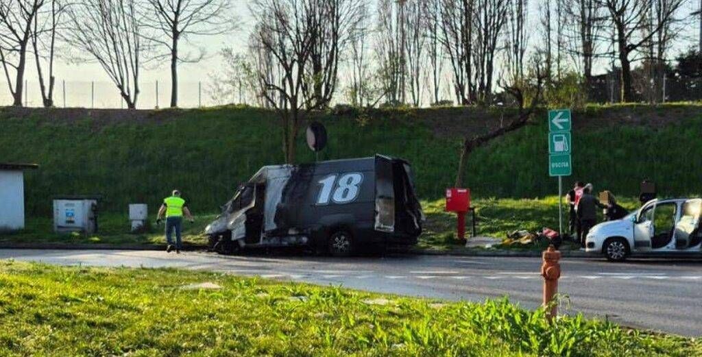 Fumo sulla Tangenziale Nord: in fiamme furgone con moto a bordo Incendio furgone area di servizio