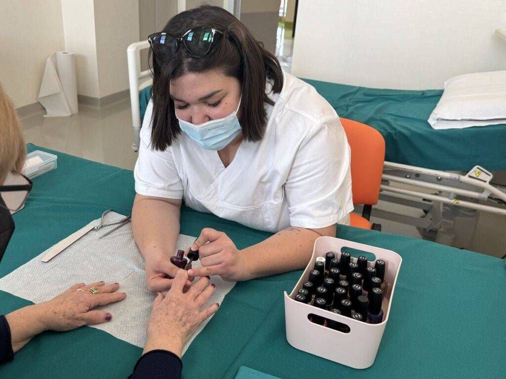 Al San Gerardo di Monza, manicure gratuito per le pazienti in attesa di chemioterapia Manicure San Gerardo Monza