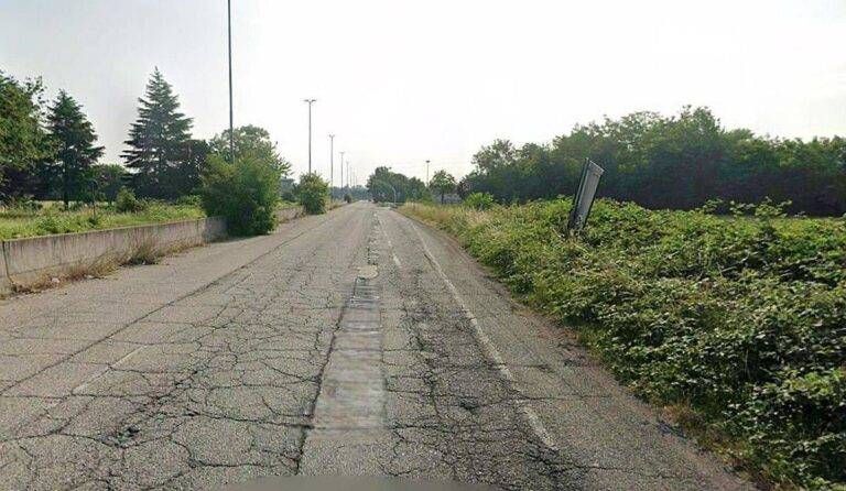 Strada piena di buche: anzichè ripararla, il Comune la vieta a moto e scooter, ecco perchè Rescaldina strada buche vietata