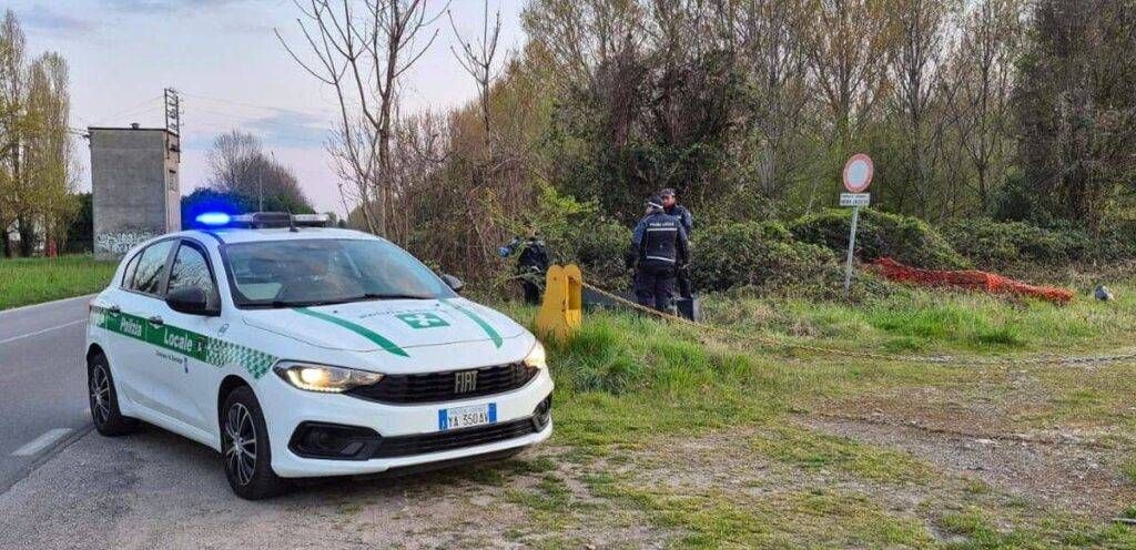 Senago, casseforti, fuciliera e bombole di gas abbandonate nel bosco senago casseforti e fuciliera nel bosco
