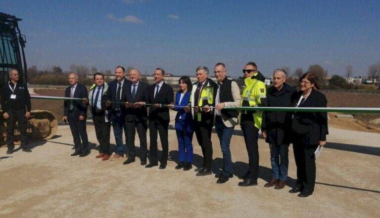 Inaugurate le vasche di laminazione di Senago, per il taglio del nastro Sala, Comazzi e il ministro Pichetto Fratin Senago Vasche inaugurazioe