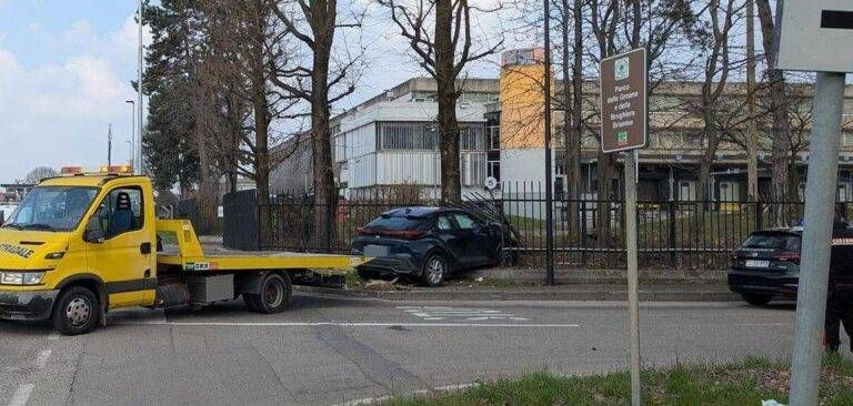 Solaro, inseguimento e schianto contro la recinzione: due in fuga a piedi Solaro inseguimento fuga schianto