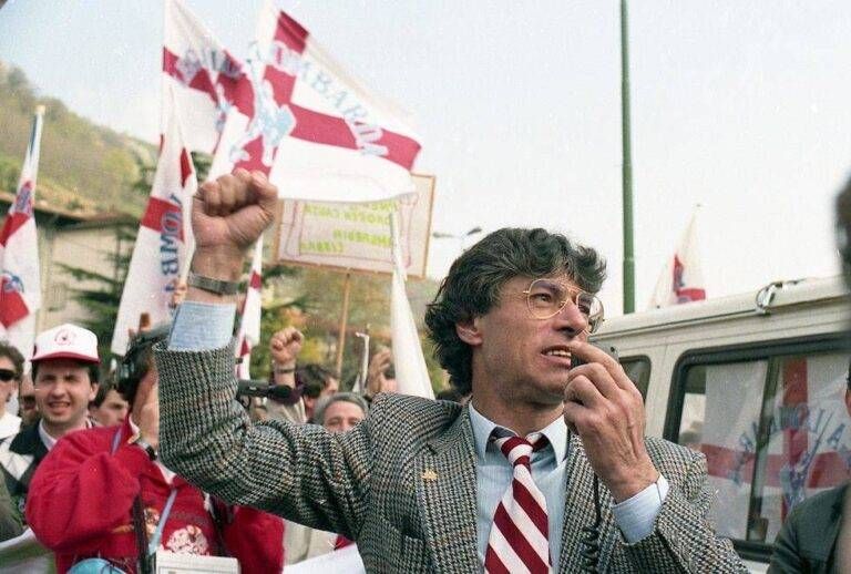 Addio Umberto Bossi, fondatore della Lega Nord, il legame con Lazzate il ricordo di molti militanti Umberto Bossi