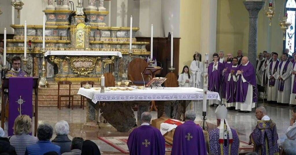Limbiate, funerali del parroco don Massimo, l’arcivescovo Delpini: “Era un uomo di Dio” Limbiate funerali don Massimo Donghi