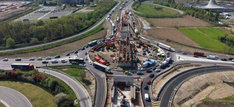 Si posa il nuovo ponte nella maxi rotatoria davanti a Il Centro di Arese, due settimane di chiusure notturne Arese ponte
