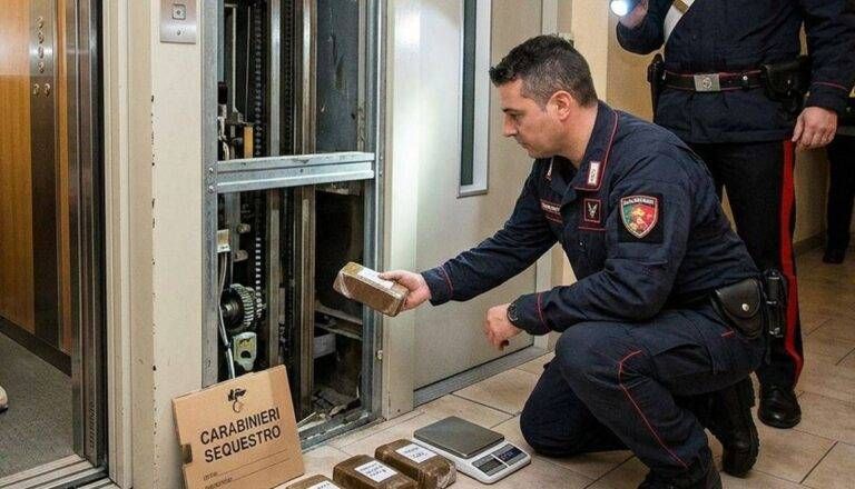 Donna bloccata in ascensore: mezzo chilo di droga incastrato nell’intercapedine Ascensore bloccato per droga