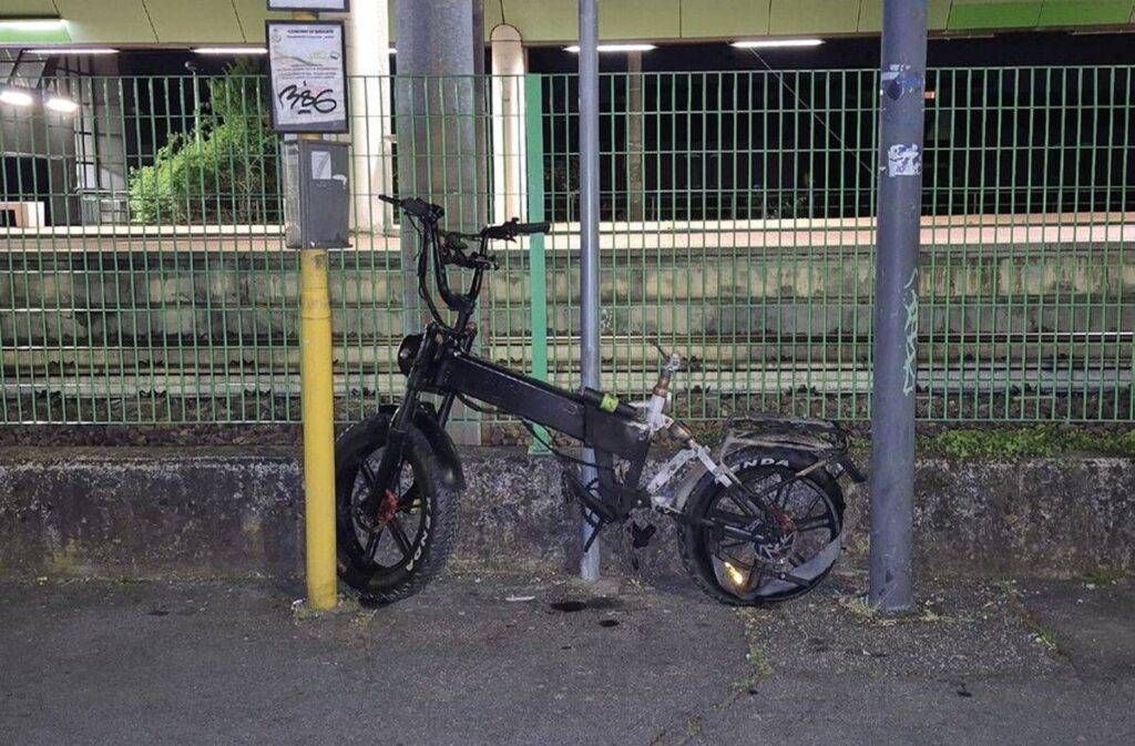 Bollate bici elettrica fuoco