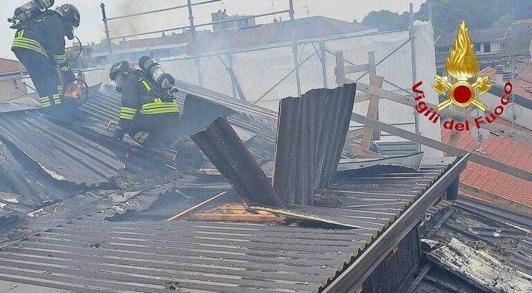 Cormano, incendio sul tetto di una palazzina in ristrutturazione Cormano incendio palazzina tetto
