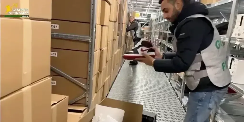 Maxi inchiesta sulle false Nike partita da un negozio di Cusano, sequestrate 5000 paia di scarpe false nike cusano