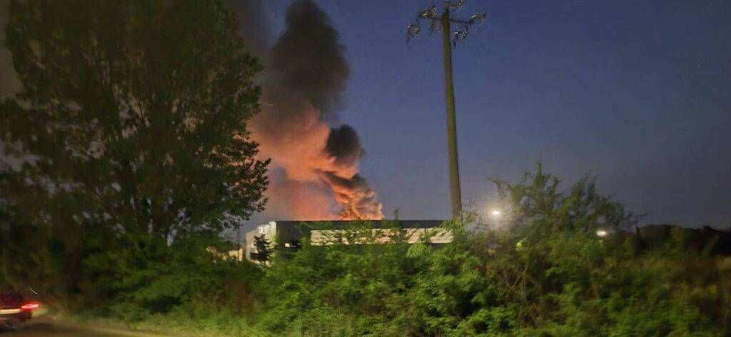 Bollate, grosso incendio in azienda, fiamme e fumo visibili a distanza – VIDEO Incendio Bollate