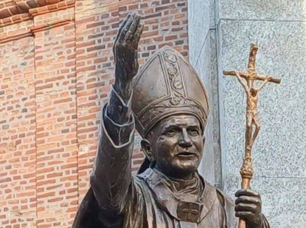 Novate “ripara” Seregno: la Fonderia Cubro dona il nuovo pastorale a San Giovanni Paolo II Novate Seregno Fonderia Cubro pastorale