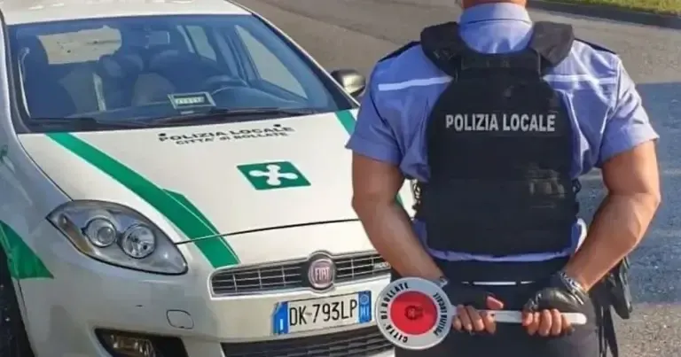 Bollate, blitz contro il falso: 98 paia di scarpe griffate sequestrate prima del mercato abusivo Bollate Polizia locale
