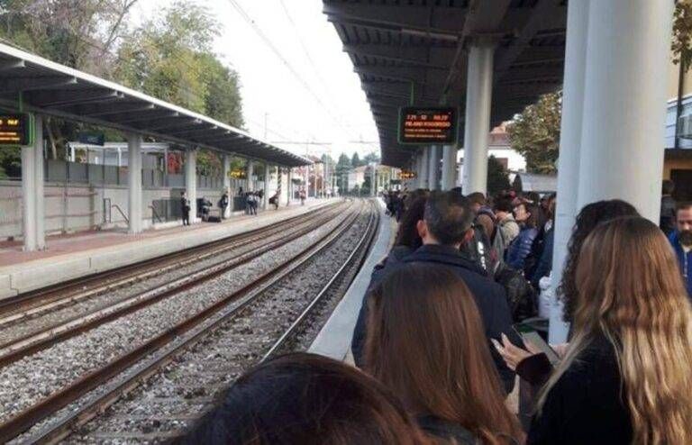 Trenord, guasto tra Garbagnate e Novate, ritardi e cancellazioni dei treni tra Milano e Saronno trenord ritardi