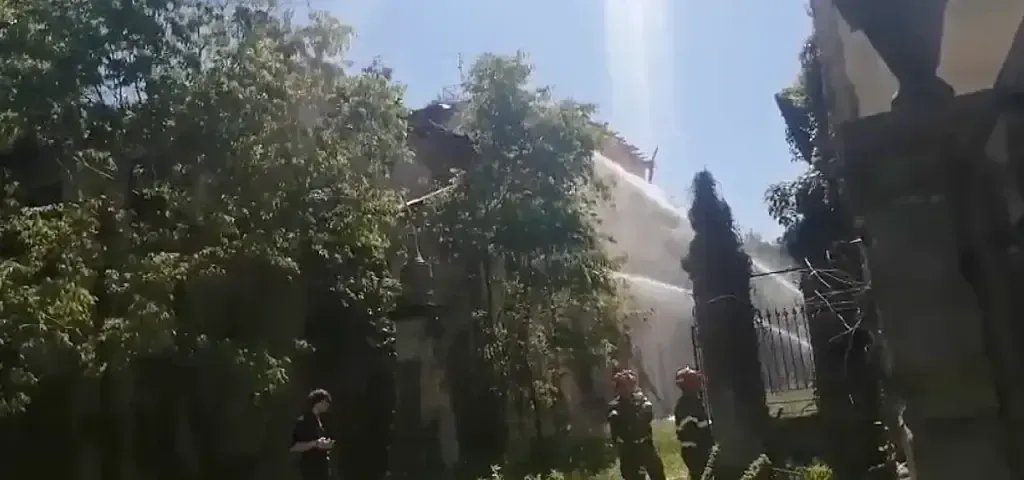Nuovo incendio alla Villa Sioli di Senago, crolla pezzo di tetto – VIDEO Senago Villa Sioli incendio