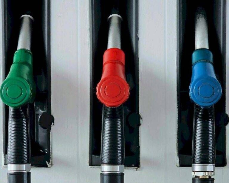 Gasolio “allungato” al distributore, per aggirare i rincari, sequestro e denuncia ad Abbiategrasso gasolio allungato