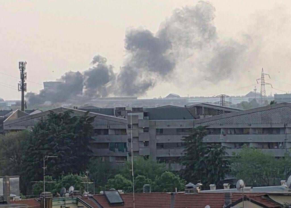 Fumo nero visibile a Bollate, a fuoco un furgone a Rho incendio furgone rho bollate