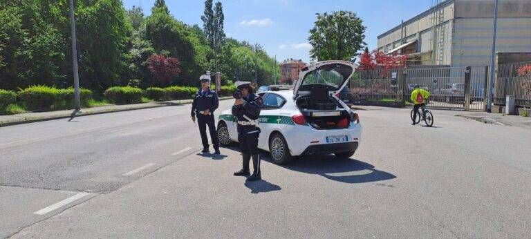 Paderno Dugnano, travolge pedone e fugge: senza patente e con targa alterata, preso polizia locale paderno dugnano inseguimento scaled 1 768x346