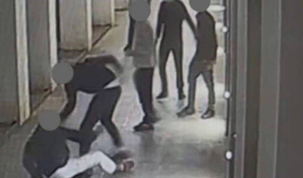 Accoltellato in Corso Como e reso invalido: aggressore condannato a 20 anni, la vittima lo abbraccia accoltellato corso como
