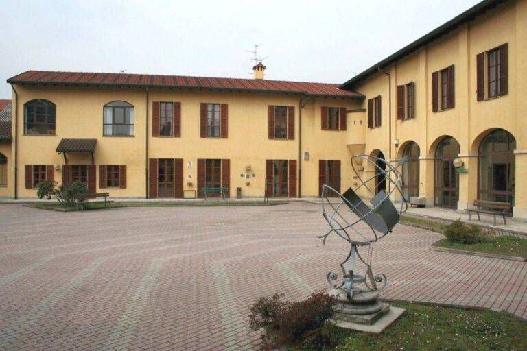 Biblioteca Corte Valenti Garbagnate M 768x512