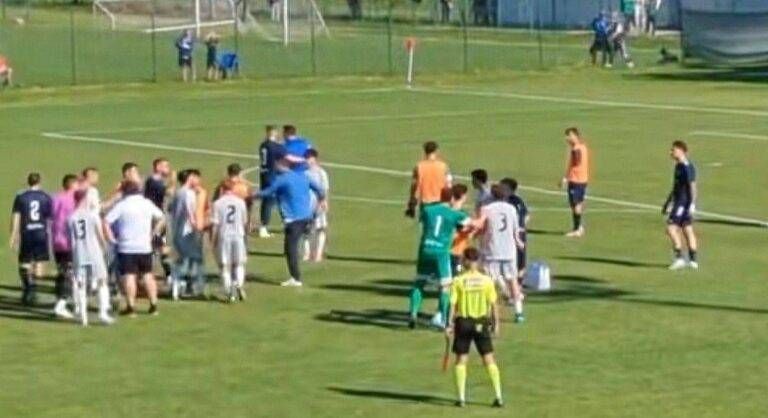 Cesate, partita di finale con Solaro sospesa tra le proteste, arbitro scortato fuori dai carabinieri Cesate Solaro rissa