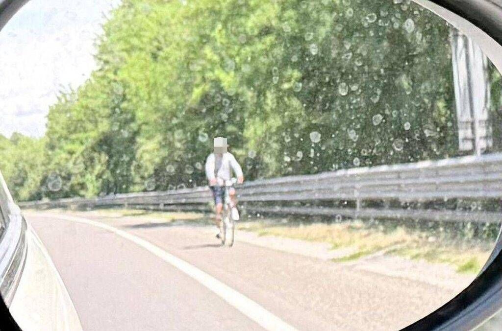In bicicletta sulla Milano-Meda, pericolo segnalato dagli automobilisti Ciclsita Milano Meda