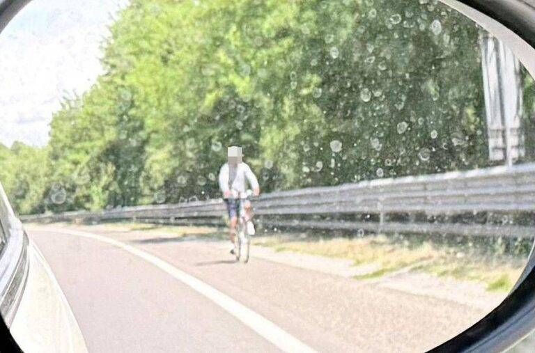 In bicicletta sulla Milano-Meda, pericolo segnalato dagli automobilisti Ciclsita Milano Meda
