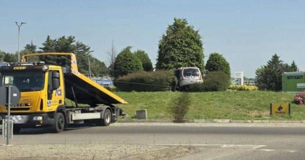 Gerenzano incidente rotonda
