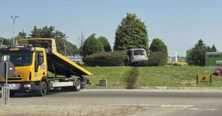 Gerenzano incidente rotonda