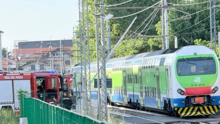 Paderno, sbarra del passaggio a livello sui cavi dell’alta tensione: ritardi e treni su un solo binario IMG 6446 scaled 1 768x432