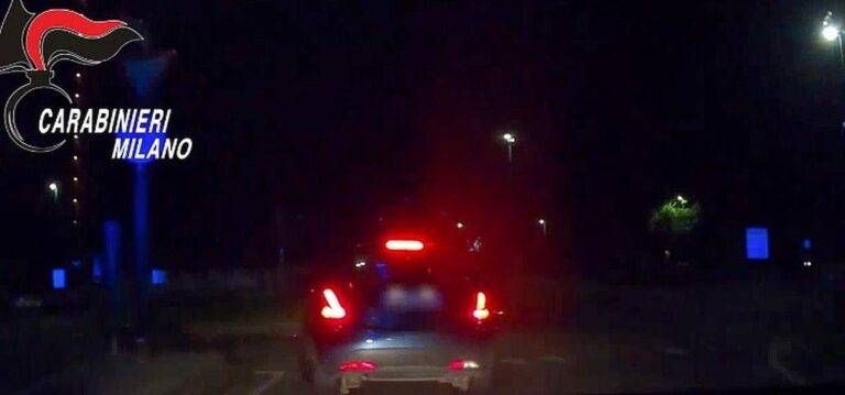 Sesto S.Giovanni, inseguimento a tutta velocità, poi scappa a piedi e finisce…. nella caserma dei Carabinieri – VIDEO Inseguimento Sesto San giovanni