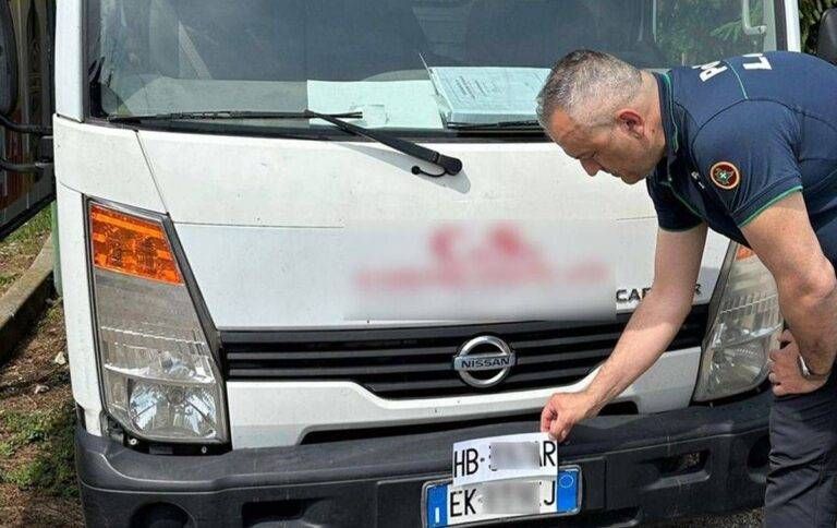Lazzate, furgoncino rubato con targhe false recuperato dalla Polizia locale Lazzate furgoncino rubato targhe