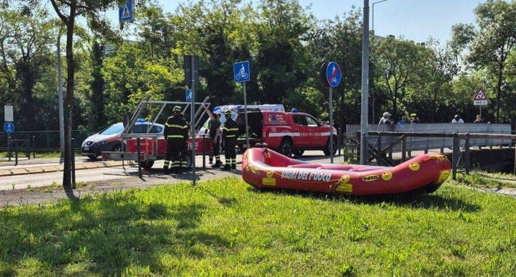 Tragedia nel Villoresi a Paderno Dugnano, cadavere recuperato dai Vigili del fuoco Paderno Dugnano cadavere villoresi