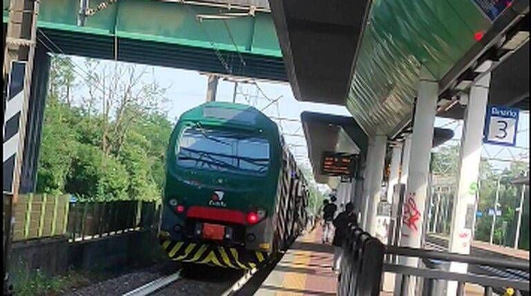 Rissa sui binari a Garbagnate, ci sono più feriti e treno bloccato Rissa binari garbagnate