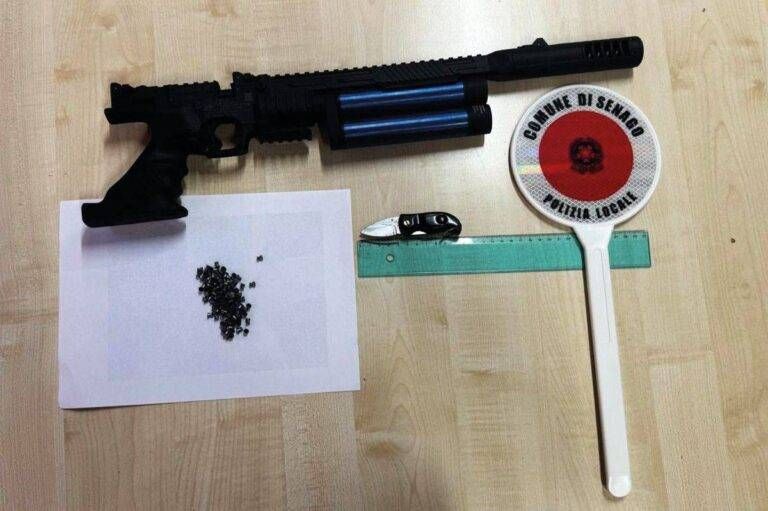 Senago, con fucile e coltello per strada: denunciato Senago fucile coltello denunciato