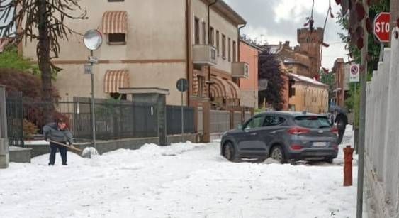 Grandinata a Cislago, paese imbiancato come a Natale WhatsApp Image 2026 05 06 at 15.47.56