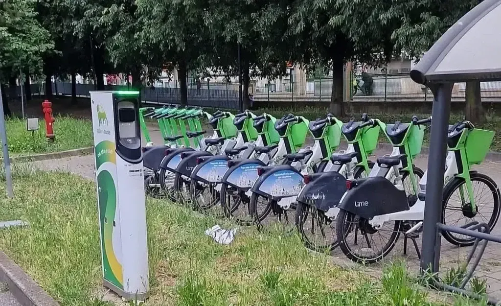 Bollate, da oggi in servizio bici e monopattini elettrici di Lime con 22 punti di scambio Bollate biciclette monopattini elettrici Lime
