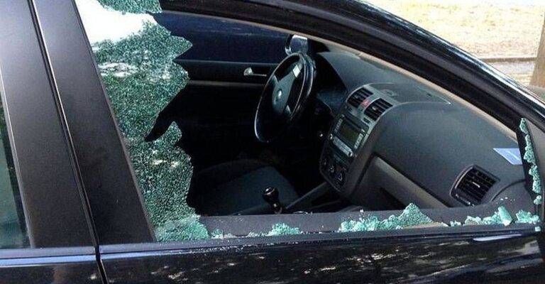 Sorpreso a spaccare i finestrini delle auto: arrestato 32enne “seriale” a Cesano Maderno finestrino rotto auto cesano maderno