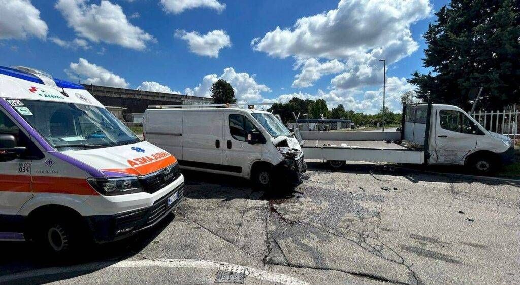 Scontro tra furgoni a Solaro, due giovani feriti incidente solaro corso europa