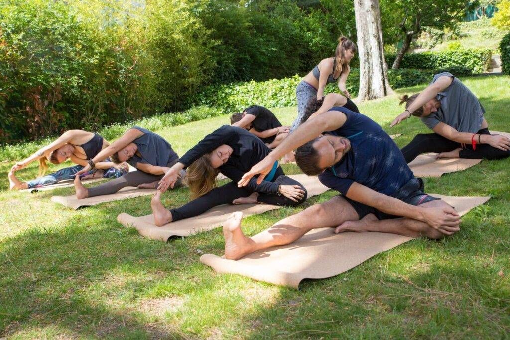 Eventi week-end: “Festival del giardino e del verde in città” a Cusano, “Festa del Drago” a Bollate pratica yoga Freepik scaled 1 1024x683