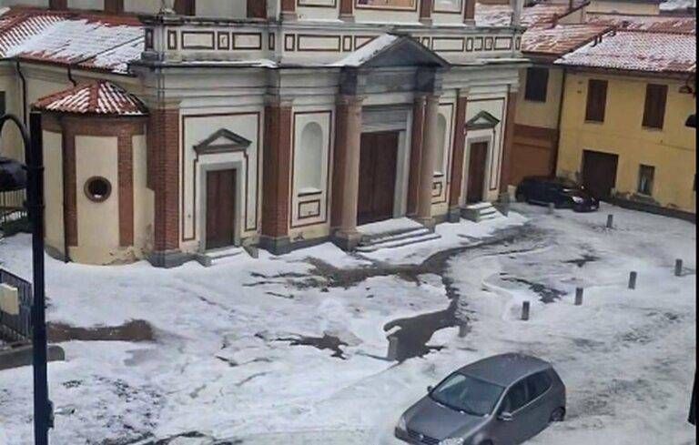Fiumi di ghiaccio a Solaro, le immagini impressionanti del nubifragio – VIDEO Solaro ghiaccio chiesa