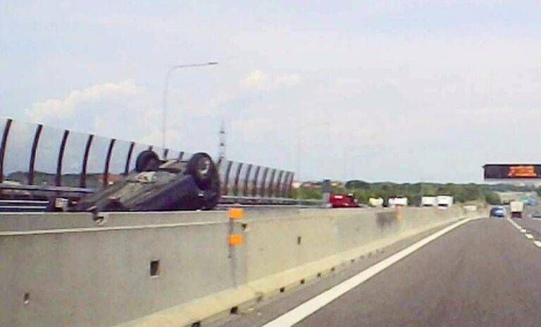 Paderno Dugnano, incidente sulla Tangenziale Nord, 2 auto ribaltate, feriti e code Paderno Dugnano incidente