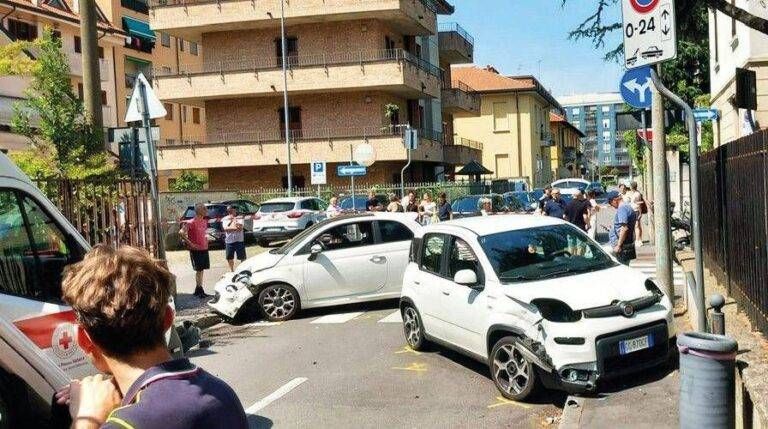 Bollate, auto contromano: cinque in ospedale Bollate auto contromano ospedale