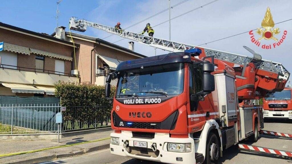 Paura in mansarda a Cesano Maderno: va a fuoco il tetto di una palazzina, due persone in ospedale cesano incendio
