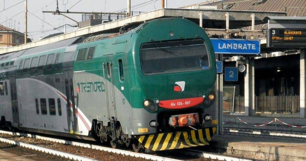 Milano Lambrate, treno bloccato al caldo a causa di un guasto: 300 passeggeri evacuati e caos sulla rete Trenord Lambrate treno bloccato